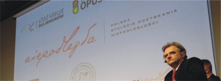 Wspólnie śpiewamy pieśni patriotyczne przy akompaniamencie 1 ŁÓDZKIEJ ORKIESTRY GITAROWEJ