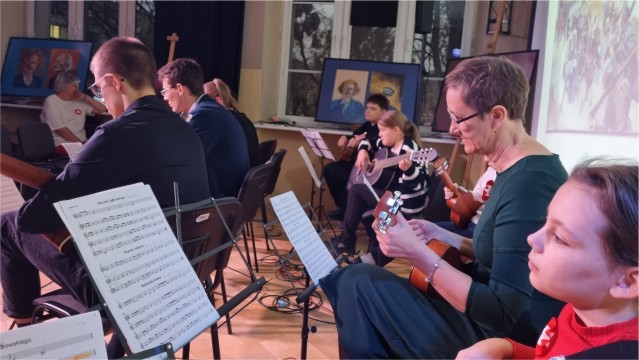 Wspólnie śpiewamy pieśni patriotyczne przy akompaniamencie 1 ŁÓDZKIEJ ORKIESTRY GITAROWEJ